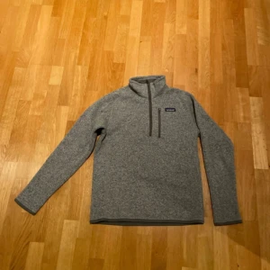 Grå fleece-tröja från Patagonia - 1/4 zip Patagonia better sweater i färgen stonewash(grå). Storlek S. Hör av er vid vidare funderingar:)