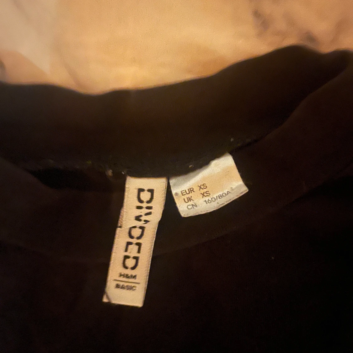 Svart croppad t-shirt från H&M Divided - 1