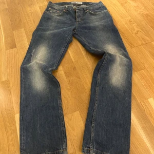 Blå vintage jeans från Gant  - Ett par vintage blå jeans från Gant, straight legs och slitna detaljer. I strl w31 L32