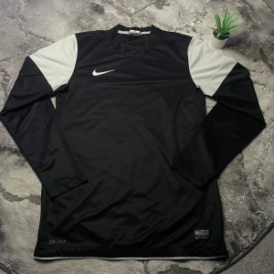 Nike DRI-FIT fotbollströja - Nike DRI-FIT fotbollströja   Storlek: S📏   Skick: 10/10♻️    Pris: 275kr💵    Färg: Svart/Vit  Frakt: Fraktas samma dag, anländer till ditt hus inom 3-4 dagar🚚    Tveka inte att skriva vid minsta fråga!💭 