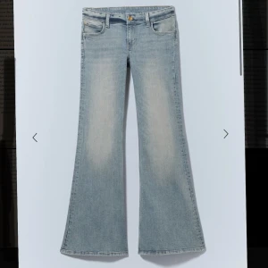 FLARE LOW WAIST FLARED SKINNY JEANS - Så så snygga flared jeans från weekdays cheap monday kollektion i modellen flare low waist flared skinny jeans!! Har bara testat de och prislappen finns kvar. Säljer då de inte kommit till användning. Det är i storlek 28/32, men är små i storleken. Skulle säga att de är som en XS/S. Jag har tyvärr inga egna bilder, men skriv om du har någon fråga🥰🥰