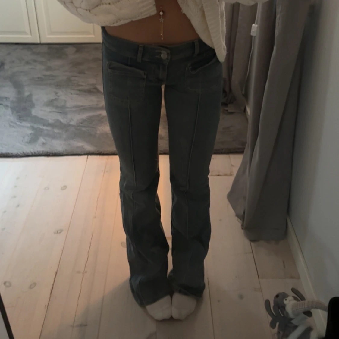 Blå bootcut jeans med fickdetaljer