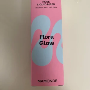 Mamonde Flora Glow Rose Liquid Mask - Mamonde Flora Glow Rose Liquid Mask är en ansiktsmask med 10% PHA och ros-extrakt för en mjuk och glowig hud. Kommer i en rosa och ljusblå förpackning. Perfekt för dig som vill boosta lystern och få en fräsch känsla. Innehåller 80 ml och är framtagen i Korea.