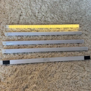 LED Light Bars med USB-laddning, 5-pack - Fem LED-ljusstavar med varmvit belysning, USBC-laddning och rörelsesensor. Perfekt för garderob, kök eller arbetsyta. Alla kablar medföljer. Alla är oanvända med plastfilm kvar på. 50cm långa. Magnet på baksidan om man vill fästa listen med det, går även att ta bort 