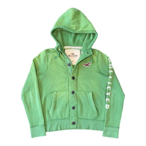 Hollister Huvtröja  - Hollister Hoodie i storlek XL. Har en fläck på armen samt små fläckar där fram. Jag på bilden är 180 cm. Mått: armhåla till armhåla - 60 cm, längd - 68 cm. Skriv för fler bilder och frågor!