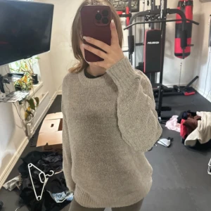 Grå  stickad tröja från 157 - Mysig grå stickad tröja från 157 med rund halsringning och ribbade muddar. Perfekt för lager-på-lager och chill dagar. Långärmad och i en loose fit som ger en avslappnad vibe.