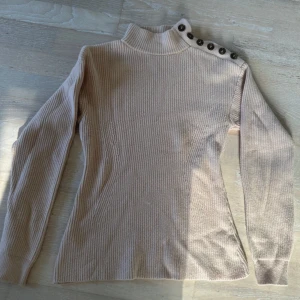 Begie stickad tröja  - Ur snygg Begie tröja från mango strl xs men är väldigt stretchig så passar också s 🩷använd typ 2 ggr