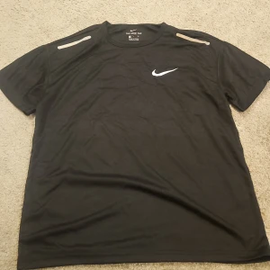 Svart Nike t-shirt med logga - Använd väldigt sällan. Storlek XL passar mer som en liten L eller M.