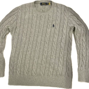 Ralph Lauren cableknit  - Kabelstickad grå tröja från Polo Ralph Lauren som inte har kommit till användning för storleken inte passade. Den är storlek M men passar bra på folk som brukar bära S. Men säljer nu eftersom den är perfekt nu inför vintern. Kontakta gärna vid andra frågor💫