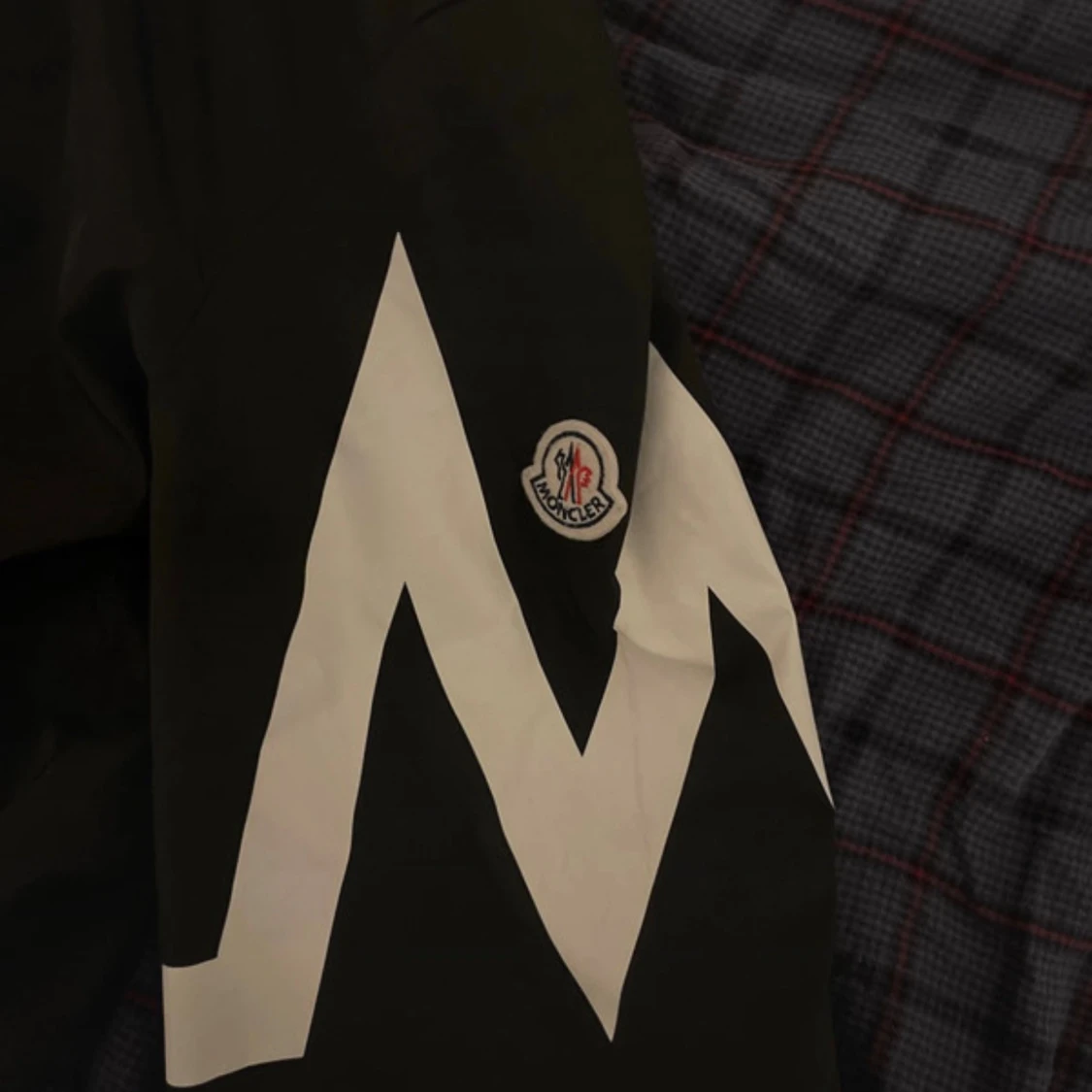 Svart Moncler vindjacka med huva - 1