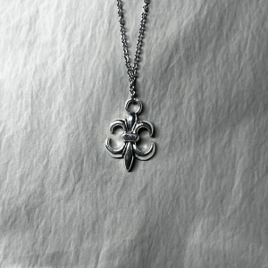Silver Lys Pendant - Minimal silver Fleur-de-Lis necklace, 50 cm stainless steel.