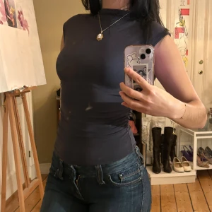 Mörkgrå tajt topp  - Kortärmat åtsittande grå Gina Tricot topp 🩶 