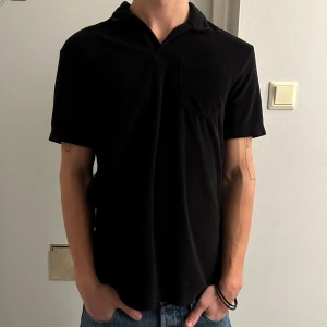 HM piké - En marin piké i bomull från HM i storlek S. Passar för varmare breddgrader. 180,65kg. Ny skick på tröjan. Må bäst! 