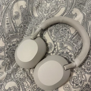 Sony WH-1000XM4 - Sony WH-1000XM4 trådlösa over-ear hörlurar i grå/beige. Jag köpte den för ungefär ett år sedan. Jag har knappt använt dem och se funkar precis som när jag köpte den. Den går att hämta i Spånga.