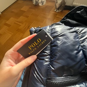 Intresekontroll Ralph lauren jacka  - Jacka från Ralph lauren helt ny o oanvänd. Storlek 14y (xxs). Ge gärna prisförslag. Då jag var lite ivrig på att använda den så tog jag bort prislappen men sedan ångrade mig då den inte satt som tänkt. Men fortfarande oanvänd! 
