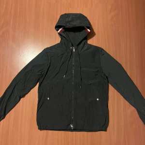 Grå Moncler jacka - Hej säljer min gråa moncler jacka då den är för liten på mig men är i nyskick. Storlek 1/S. Priset är inte hugget i sten.