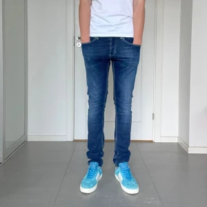 Dondup George Jeans  - Säljer nu dessa snygga Dondup George jeans, skriv för fler bilder/frågor🙌🏼