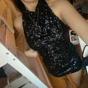 Glittig klänning - Perfekt inför nyår ! Väldigt elegant 