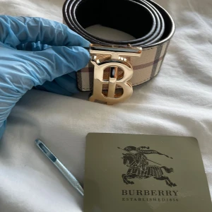 Burbery dubbelsidig bälte helt ny  - Burbery dubbelsidig bälte helt ny och hållgörare ingår  helt ny är de väldigt snygg med fina detaljer följ gjärna våran TikTok Scandinavia_market kort ingår 