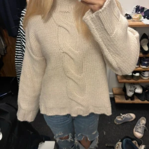 Beige stickad polotröja med fläta - super fin!!!!