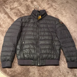 Parajumper puffer jacka  - Hej. Säljer nu min parajumper jacka som är i acceptabelt skick. Skulle behövas en tvätt. Se på bild 3 att det finns ett fixat hål. Storlek y-s 