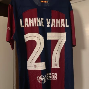 Barcelona 24/24 Lamine Yamal - Barcelona 23/24 Lamine Yamal Tröja Storlek XL passar M Player version Bra skick, använt ett tag men inga tecken på slitage.