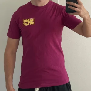 T-shirt - T-shirt med tryck fram och bak. Storlek S.