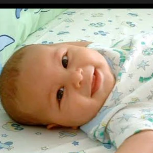 Vita mjukisbyxor med blått mönster - Säljer ett par vita mjukisbyxor med blått och grönt lekfullt mönster av stjärnor och figurer. Byxorna har resår i midjan och är gjorda i mjukt bomullsmaterial, perfekta för chill hemma eller som pyjamas.