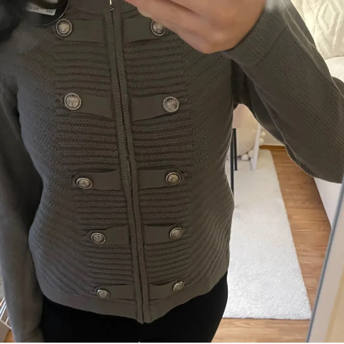 Grå kofta med dekorativa knappar Alice Bizous - 1