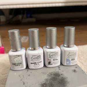 Depend GeliQ gelnagellack set - Fyra flaskor Depend GeliQ gelnagellack: Top Coat, Base Coat, samt två färger – en glittrig blå (With a Wild Side) och en ljusblå (Ocean Breeze). Flaskorna är vita med silverlock och har penselapplikator. Perfekt för UV/LED-lampor och snygga naglar hemma. Dom är använda och därför ca 50% använda!