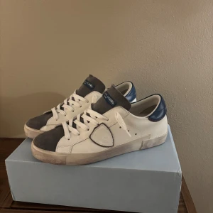 Philippe Model skor - Säljer dessa riktigt fräscha Philippe Model skorna | strolek 42 i nyskick | säljer då dem är för små.                                     Tveka inte på att skriva vid ytterligare frågor!😁 