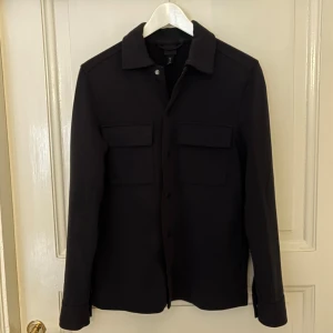 MÖRKBLÅ OVERSHIRT - Säljer en fin mörkblå overshirt. Storlek Xs, men väldigt stor i storleken så passar dig som är max 180cm. Funkar till allt, och skönt material. Hör av er vid frågor! 