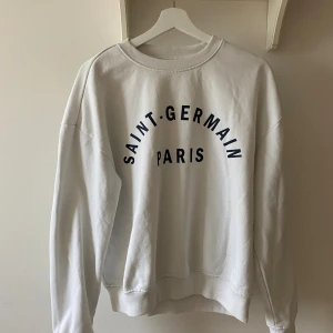 Vit sweatshirt Saint-Germain Paris - Vit sweatshirt med svart tryck 'SAINT-GERMAIN PARIS' från lager157