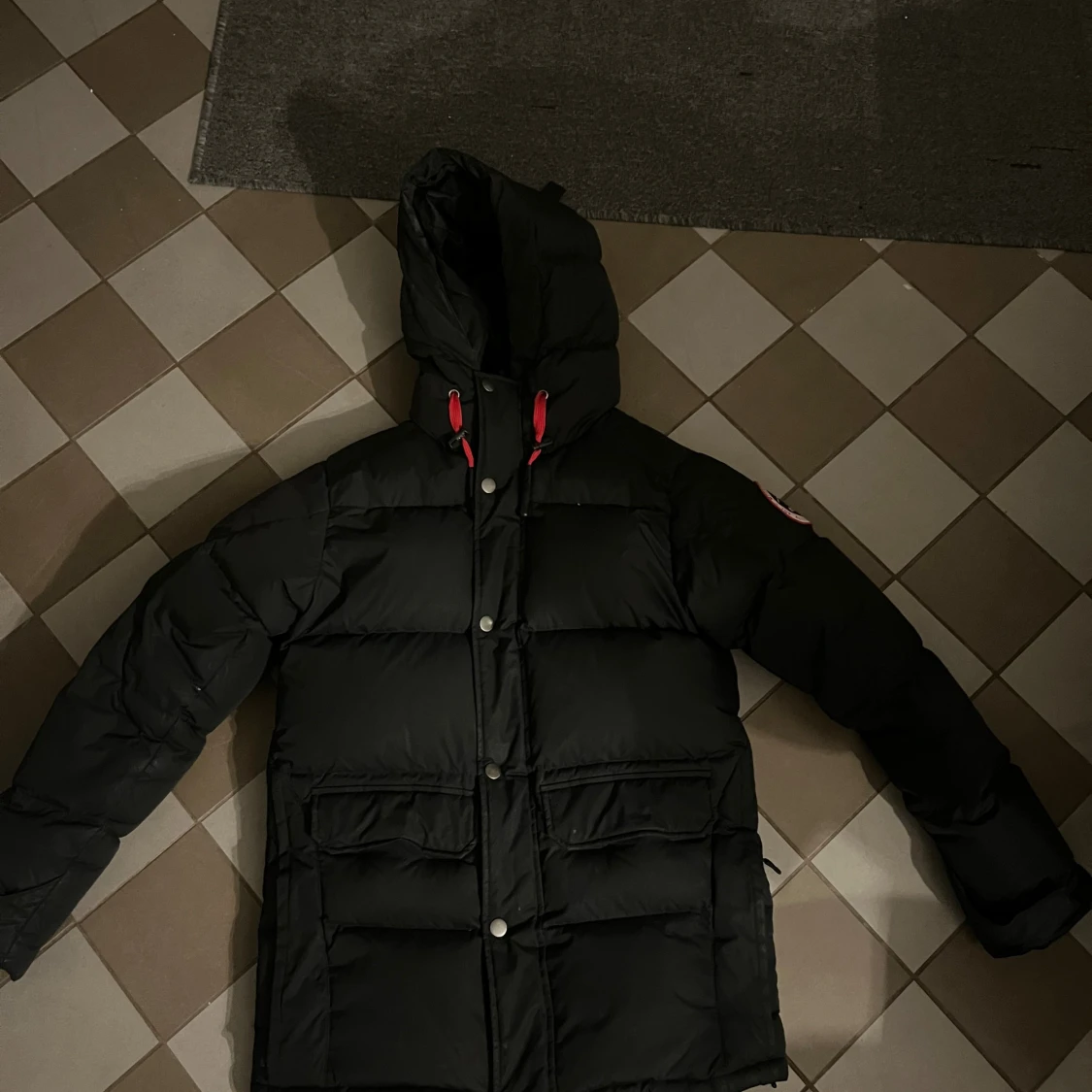 Svart dunjacka från Tuxer med huva