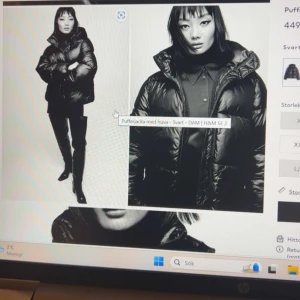 Svart pufferjacka  - Svart pufferjacka från H&M i storlek M. Jackan har slutat säljas och är i ett helt okej skick med smink märke (kan ta bort) och ett litet hål på armen💕