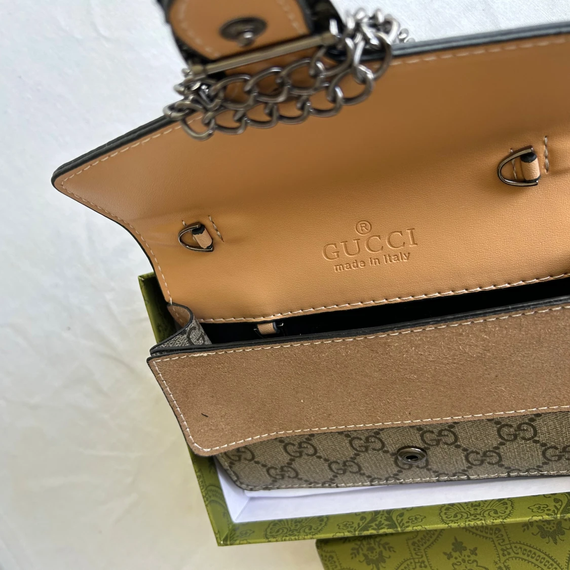 Gucci beige axelväska med kedja - 2