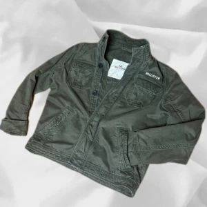 Hollister Field Jacket - Extremt fet field jacket från Hollister, storlek L men sitter som Medium! – enkel att matcha och skön att bära. Ett stilrent val, noggrant utvalt med omsorg av AM Clothing.  📩 Frågor? Hör gärna av dig! 📲 Följ oss här på Plick för fler uppdateringar. ♻️ Tack för att du handlar mer hållbart med AM Clothing!