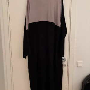 Abaya - Svart och puderrosa abaya