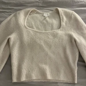 Stickad tröja - Säljer en fin stickad tröja från hm, den är i storlek M men sitter bra som en S. Använd flitigt men inga defekter på den💕