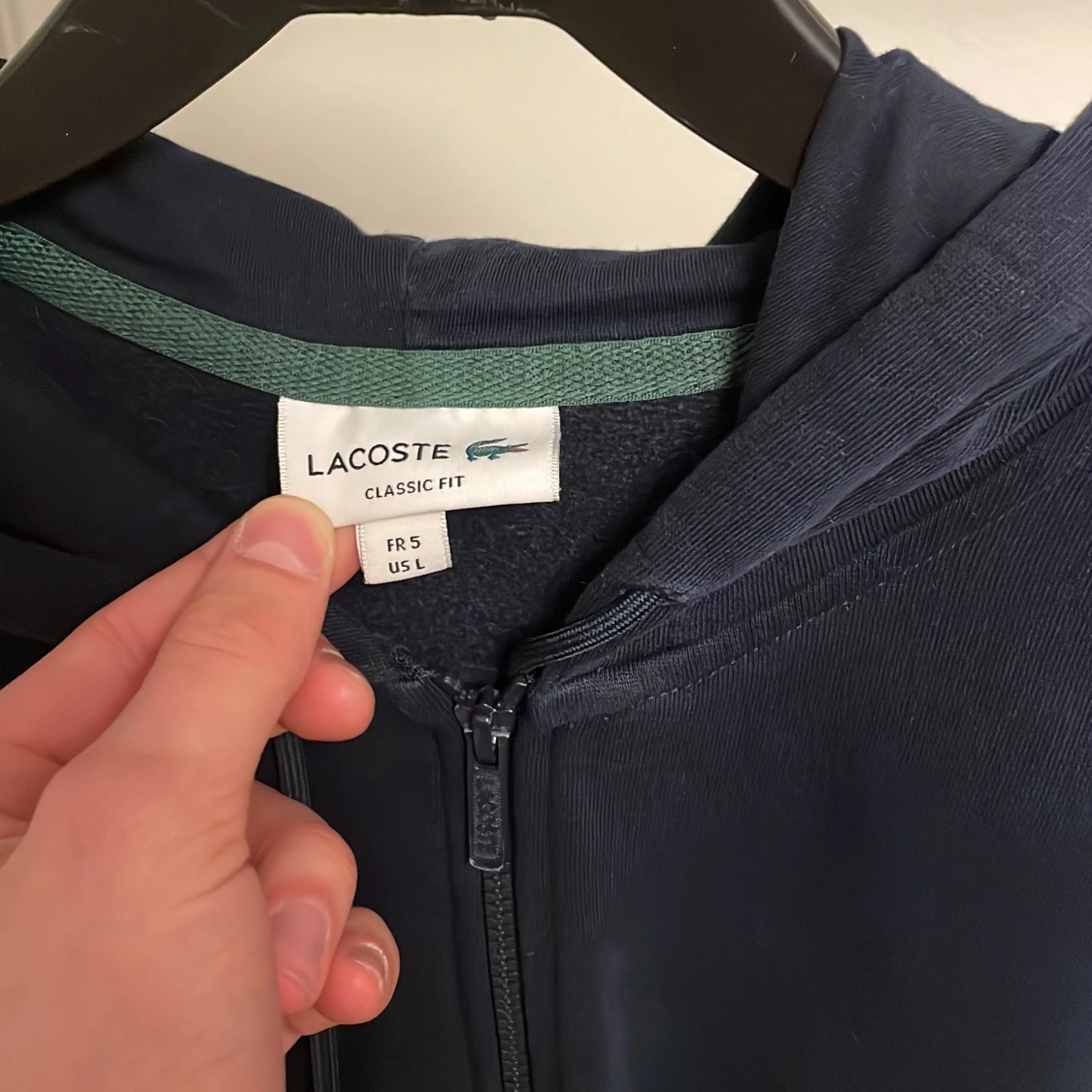 Marinblå hoodie från Lacoste - 2