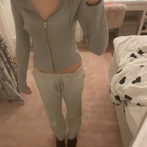 Grå tröja från Gina Tricot - Jag säljer en grå ribbad tröja från Gina tricot. Tröjan är jätte skön och fin. Har inte använt den så mycket så den är som ny💕