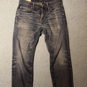 Abercrombie and fitch jeans  - Säljer ett par mörkblå Abercrombie and fitch jeans med snyggt slitna detaljer. Jeansen har smal passform och är tillverkade i stretchig denim för extra komfort. Perfekta för dig som gillar en modern och stilren look.