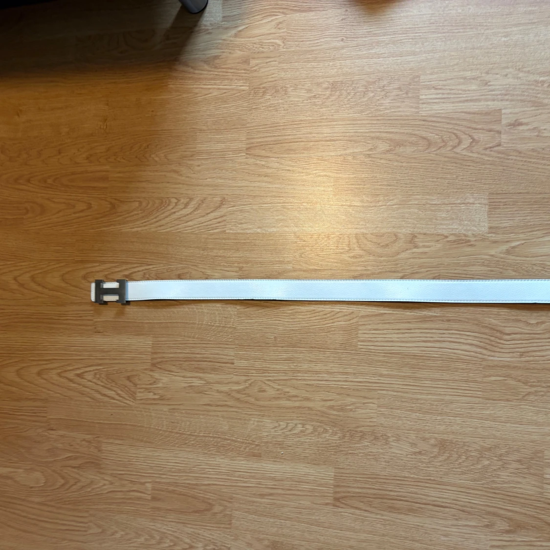 Vitt skärp med silverspänne