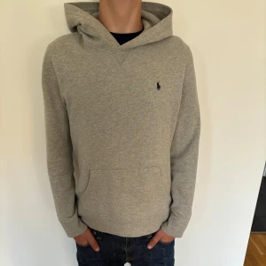 Ralph lauren hoodie - Riktigt snygg raffe hoodie i storlek xs/s. Sitter mer som S. Väldigt fint skick. Modellen är 178! Hör av dig vid minsta fundering!