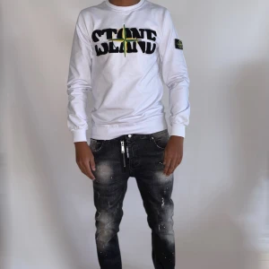 Stone Island tröja  XS - Vit - Snygg vit Stone Island-tröja i storlek XS. Helt ny och i mycket fint skick. Replika av hög kvalitet med bra passform och material. Modellen på bilderna är 175 cm lång och bär storlek XS.  Pris: 799 kr Skickas inom 24 timmar efter köp. Först till kvarn gäller.