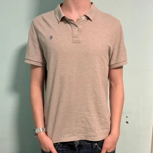 Beige Morris Piké - Säljer denna stilrena beigea pikén från Morris. Pikén är i mycket bra skick och i storlek L. Har du några frågor? Tveka inte att höra av dig. Allt gott från Deluxe garderoben ⭐️