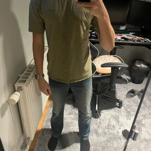 T-shirt Levis  - Olivgrön t-shirt från Levi's i avslappnad passform. Står storlek XXS men den passar som S. Klassisk modell med rund hals och korta ärmar. Tillverkad i mjuk bomull som känns skön mot huden. Perfekt för en chill och enkel stil. Tveka inte på att ställa frågor om du har några!! Priset är inte skrivit i sten då våga buda!!