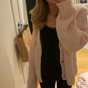 Rosa stickad kofta  - Jättefin och mysig oversized kofta från hm! Strl S. 