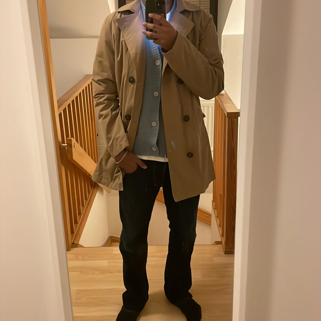 Beige trenchcoat med bälte och knappar
