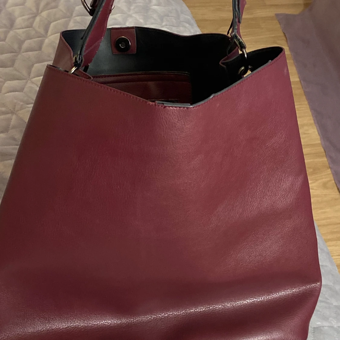 Vinröd axelväska med kedjedetaljer,Oanvänd  - 1